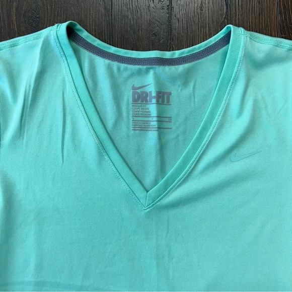 Nike Dri-Fit regular fit v-neck tee SZ SM - Picture 2 of 3